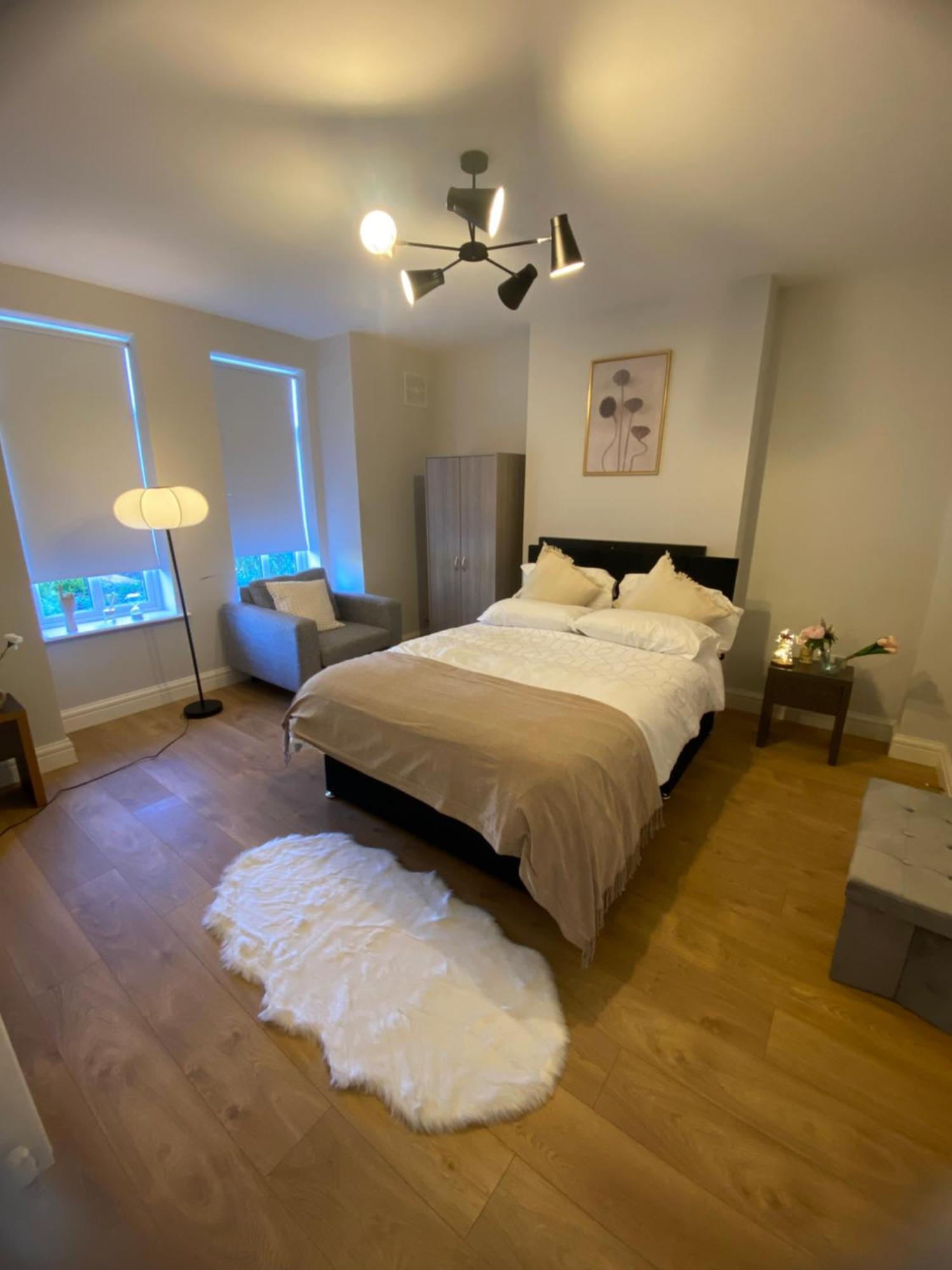 Extra Large In New House At Citywest Privatunterkunft